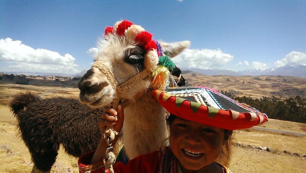 Dziewczynka z lamÄ… w Peru podczas zwiedzania Maras i salarÃ³w