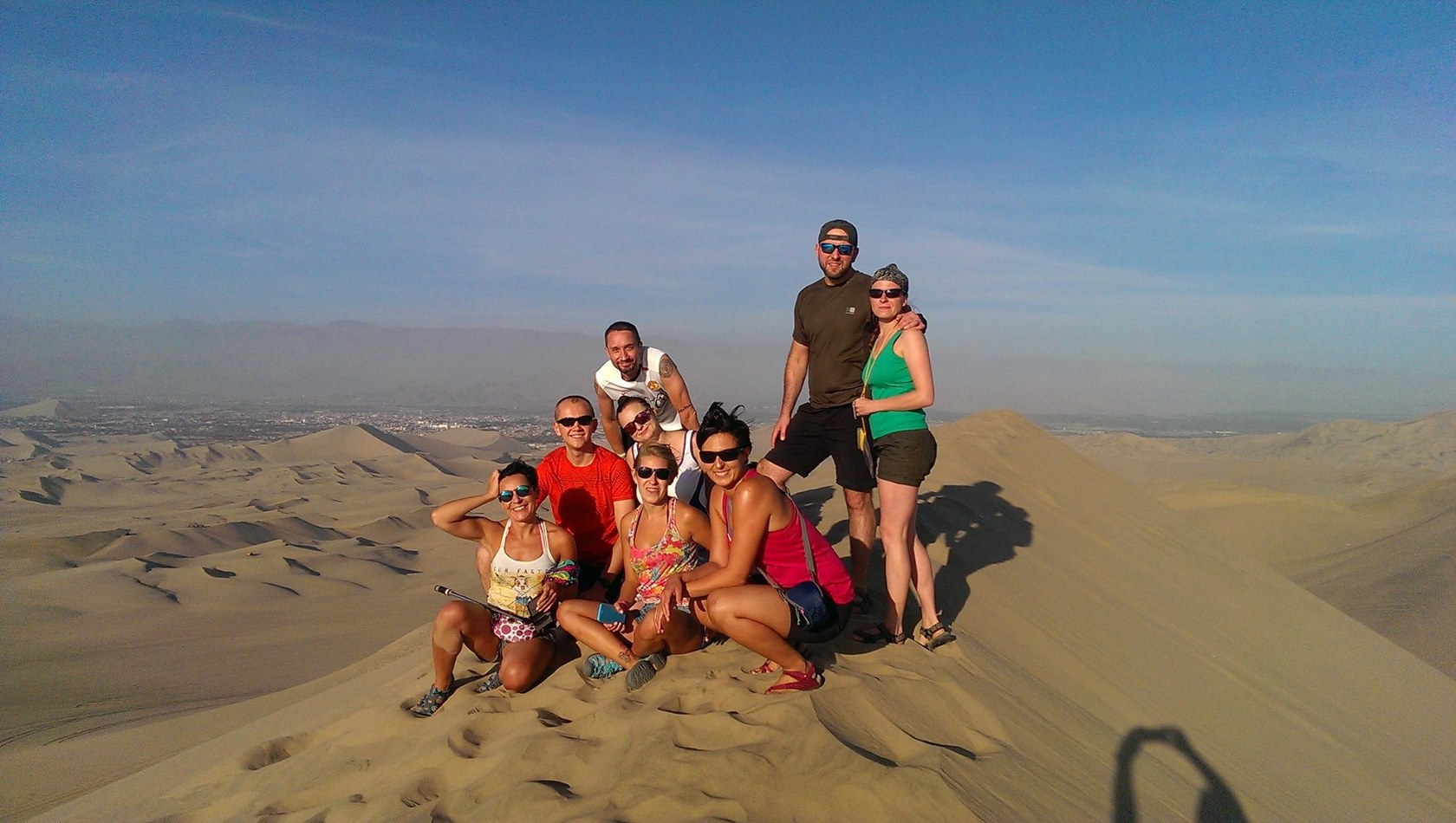 Kameralna grupa podczas zwiedzania Peru na pustyni w Ica