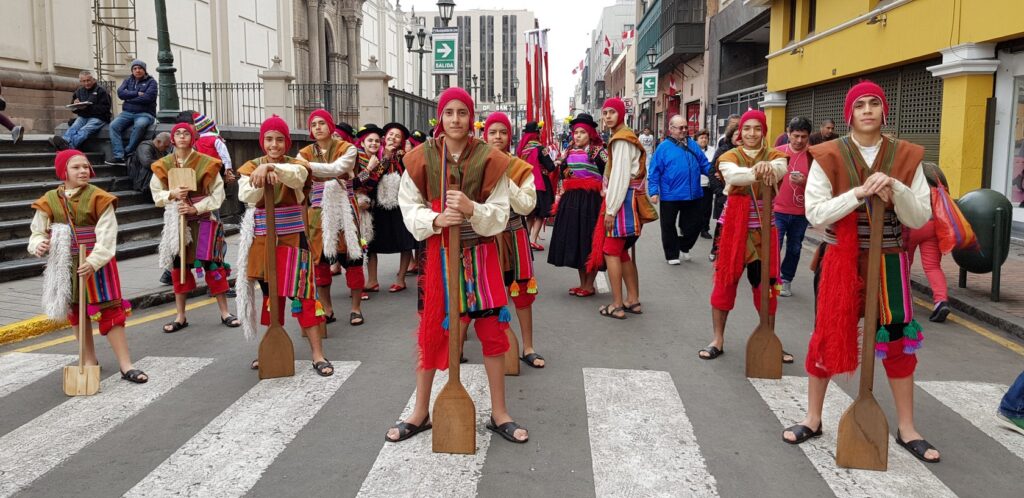 Peruwiańskie tradycje i stroje na ulicach Limy