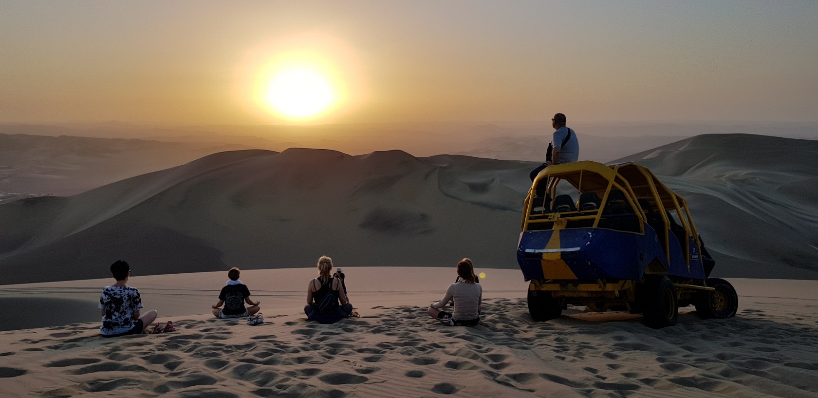 Zachód słońca na pustyni w Peru podczas wyjazdu trampingowego