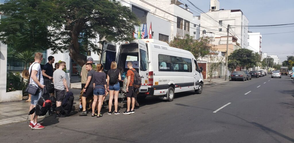 Bus dla całej grupy podczas wakacji w Peru