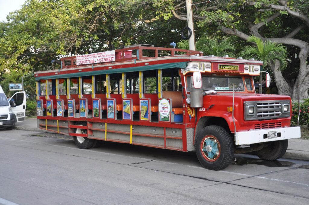 Chiva- kolumbijski rozśpiewany autobus w Cartagenie